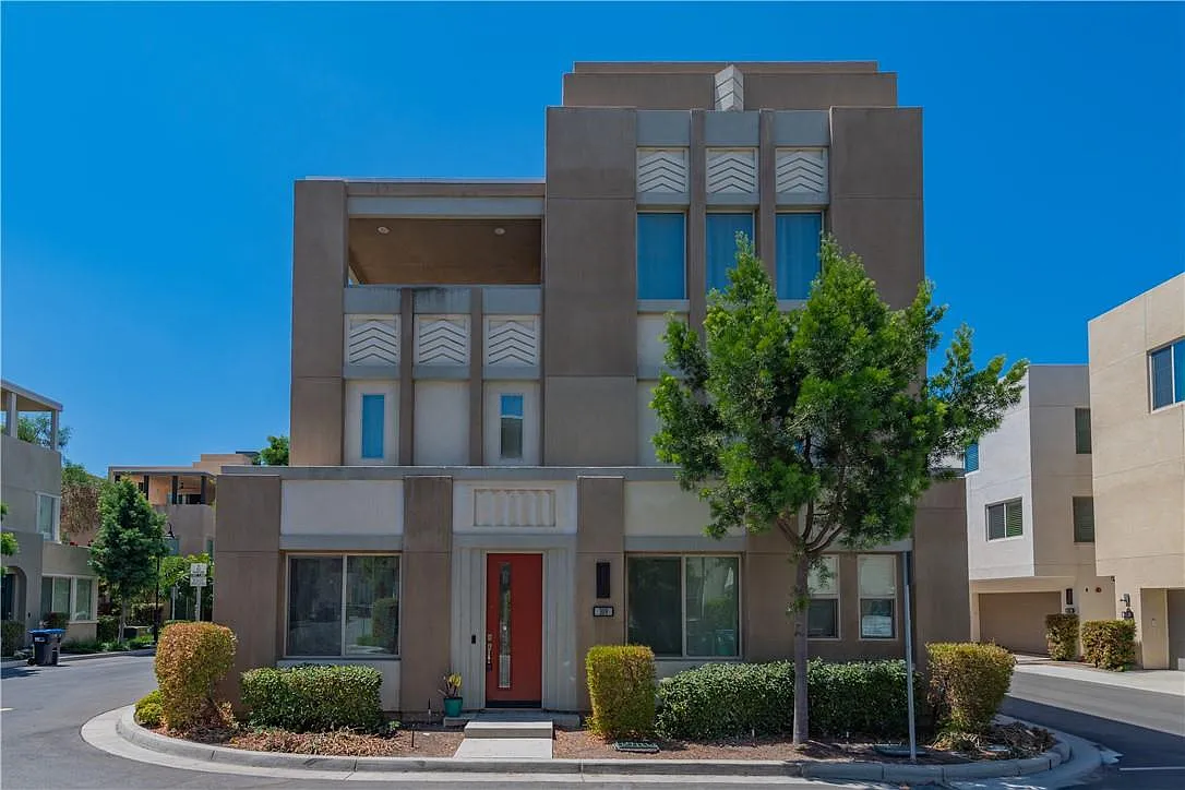 3 bed, 2.5 bath, 2199 sqft, $5,200 — Photo 1