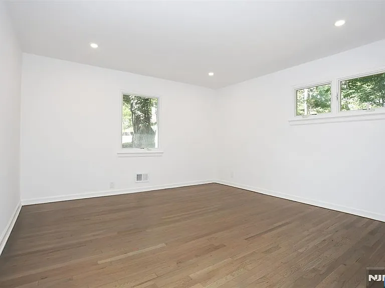 105 Hollywood Ave — Photo 15