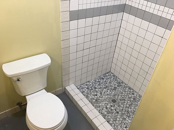 4th image of 956 W Hillcrest Blvd