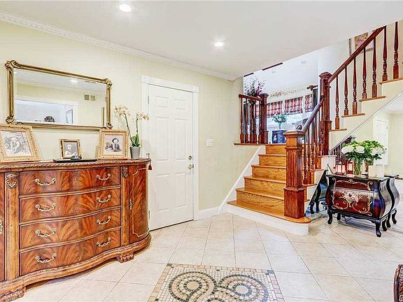 4th image of 2647 Frances St S