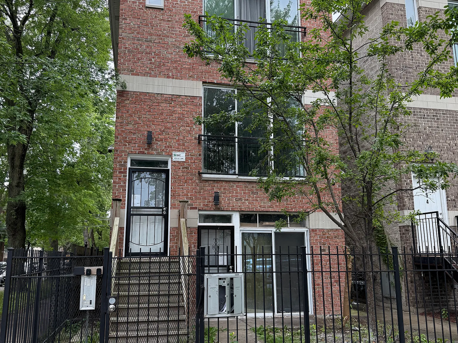 3 bed, 1300 sqft, $2,200 — Photo 1
