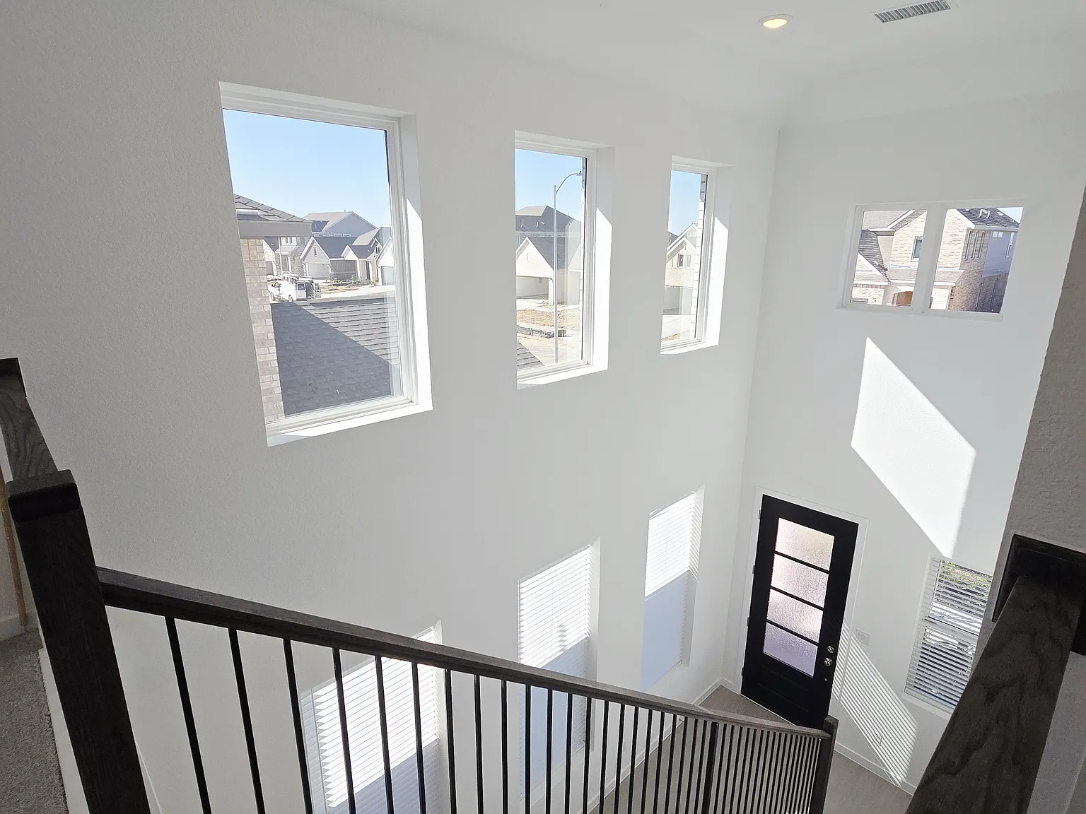 4 bed, 2.5 bath, 2083 sqft, $2,750 — Photo 3