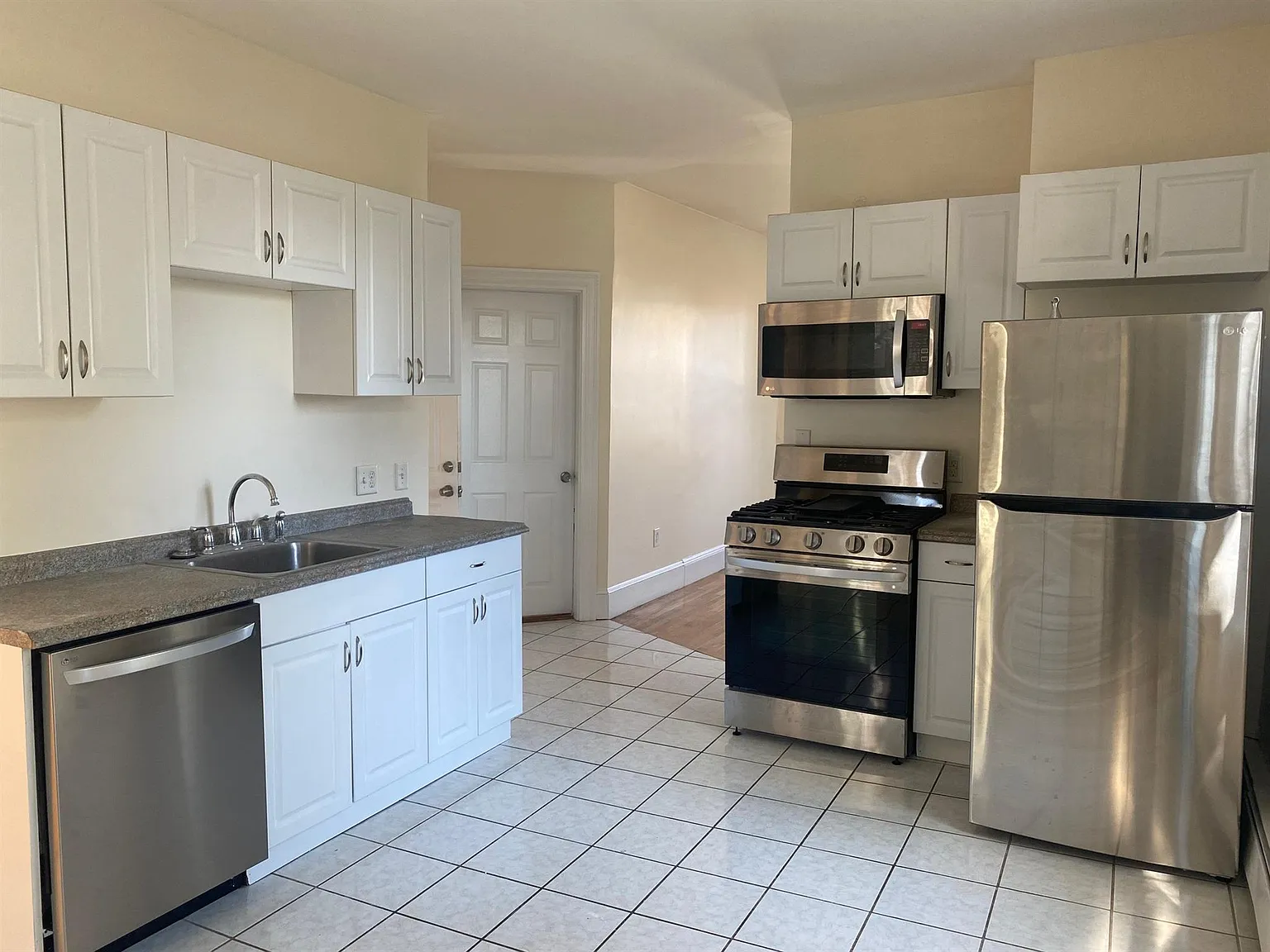 2 bed, 772 sqft, $3,600 — Photo 1