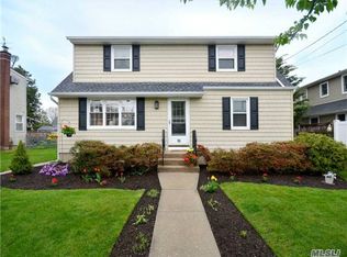 15 Suggs Ln, Hicksville, NY 11801