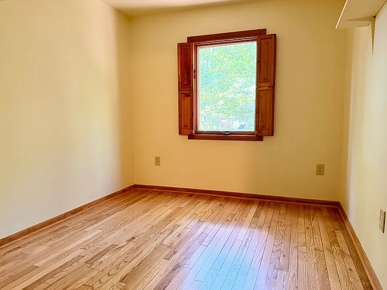 18587 Sylvan Dr — Photo 11