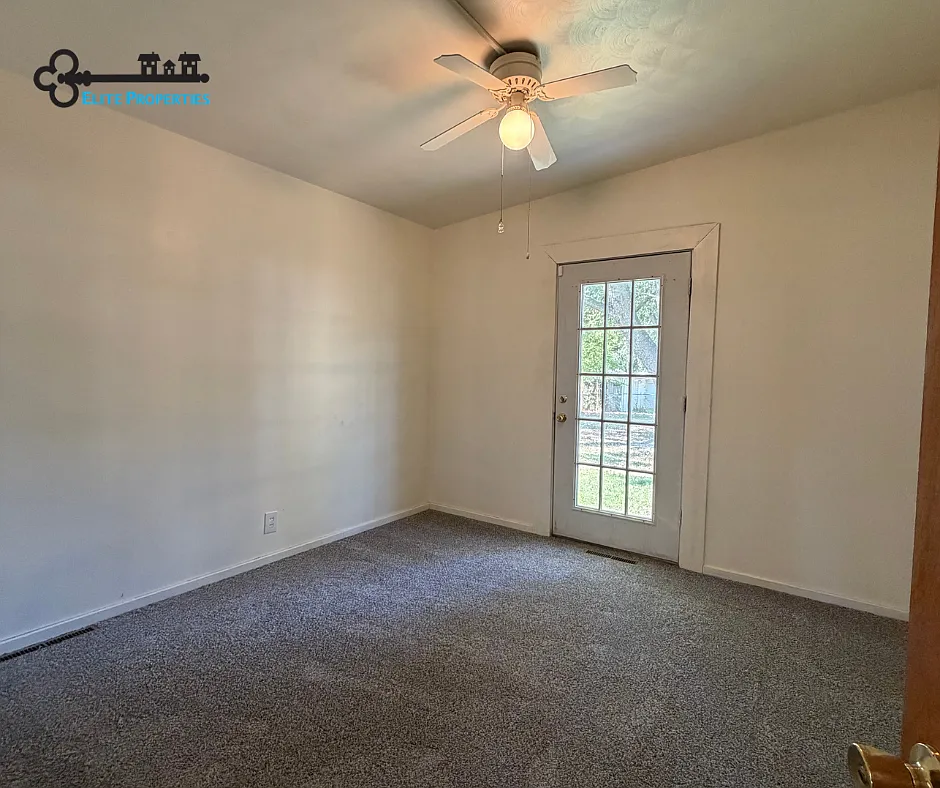 3 bed, 1.5 bath, 1453 sqft, $1,300 — Photo 3