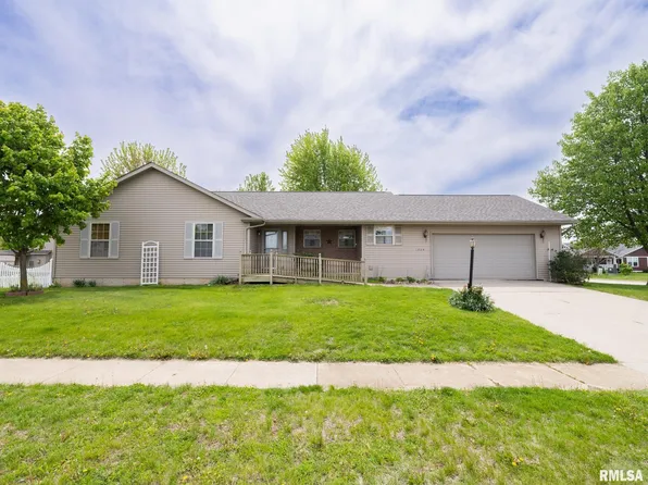 1204 Harborway Dr, Chillicothe, IL 61523