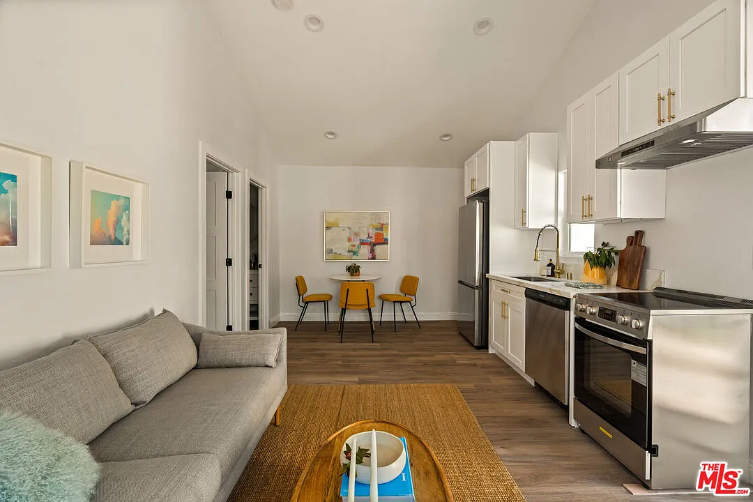 1 bed, 1.0 bath, $2,500 — Photo 2