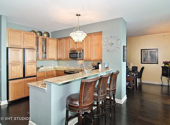 3rd image of 1629 S Prairie Ave #1804