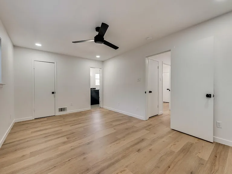 Primary Suite with walk in closet and en-suite bathroom
