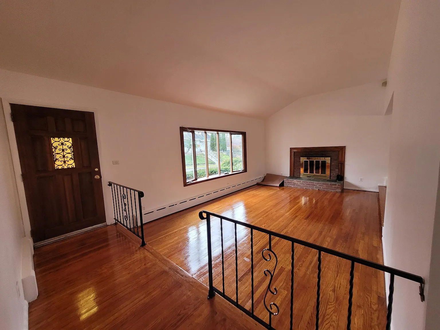 3 bed, 2500 sqft, $4,350 — Photo 1