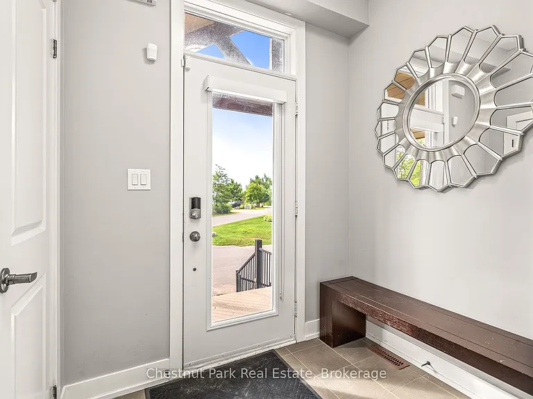 65 Rockmount Cres — Photo 3