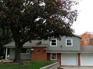 8309 Ridgewood Rd, Rock Island, IL 61201