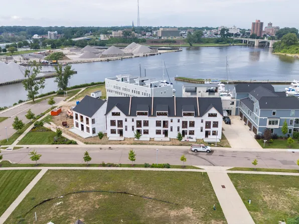 978 Harbor Dr E, Saint Joseph, MI 49085