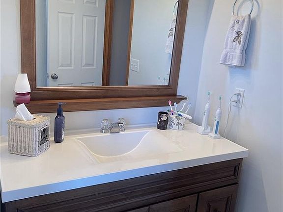 4th image of 353 Shawn Ln