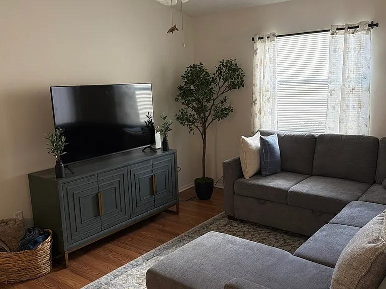 428 Canterbury Ct — Photo 2