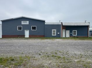 121 E Railroad St, Flora, IL 62839