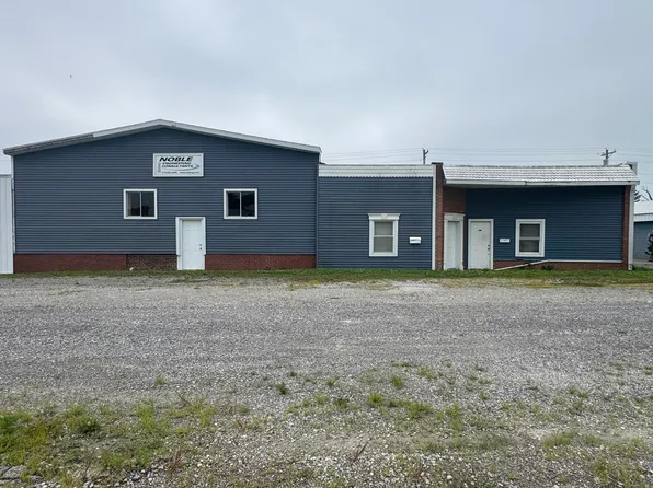 121 E Railroad St, Flora, IL 62839