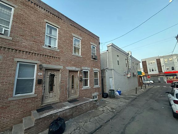 3rd image of 709 Daly St