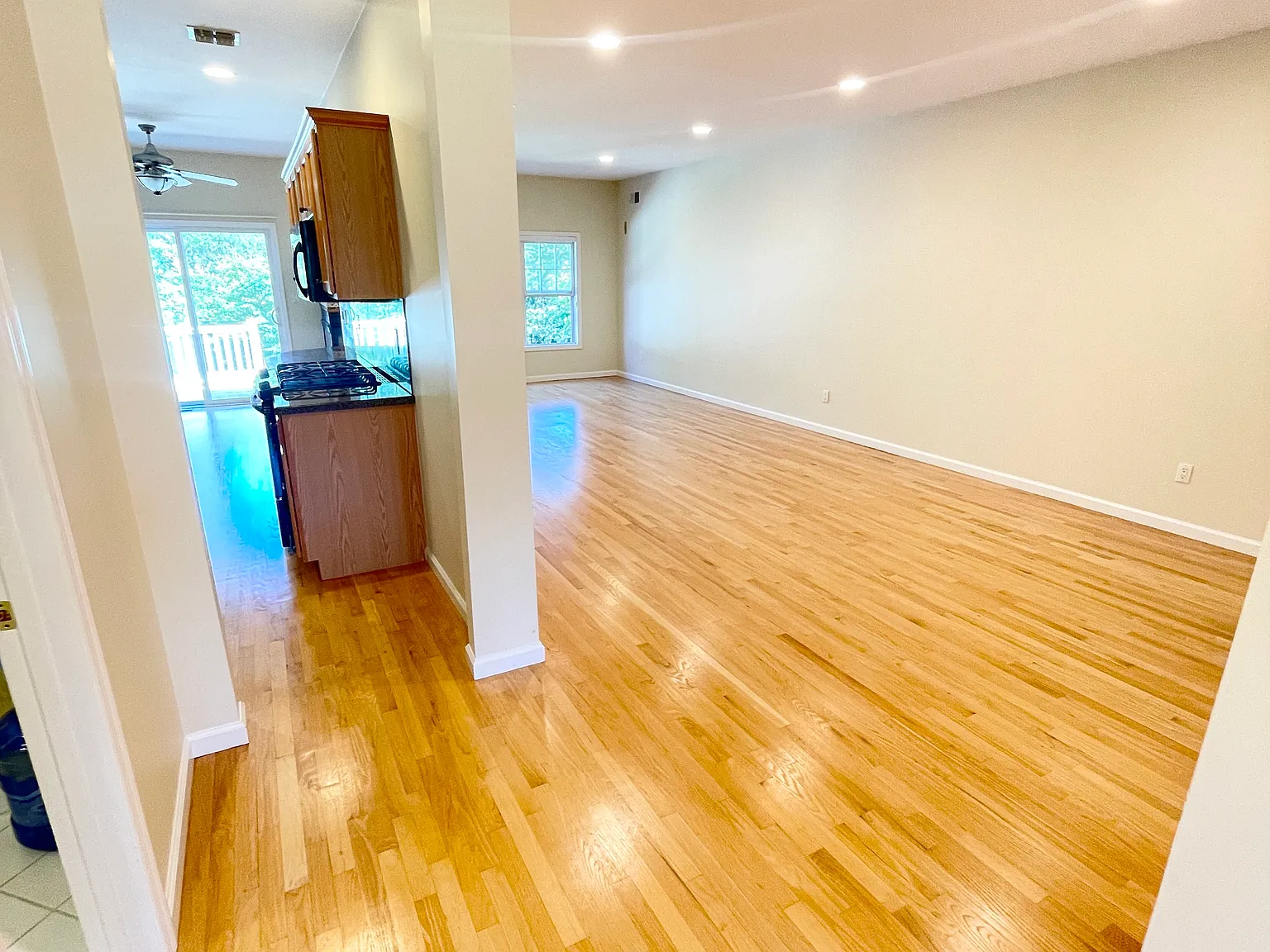 3 bed, 2.5 bath, 1800 sqft, $5,150 — Photo 3