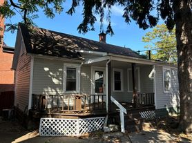 2038 Robin St, Lakewood, OH