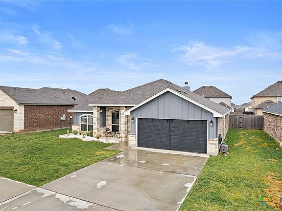 4th image of 900 Holliday Dr