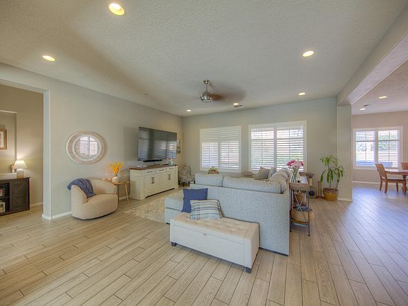 4th image of 4014 Plaza Colina NE