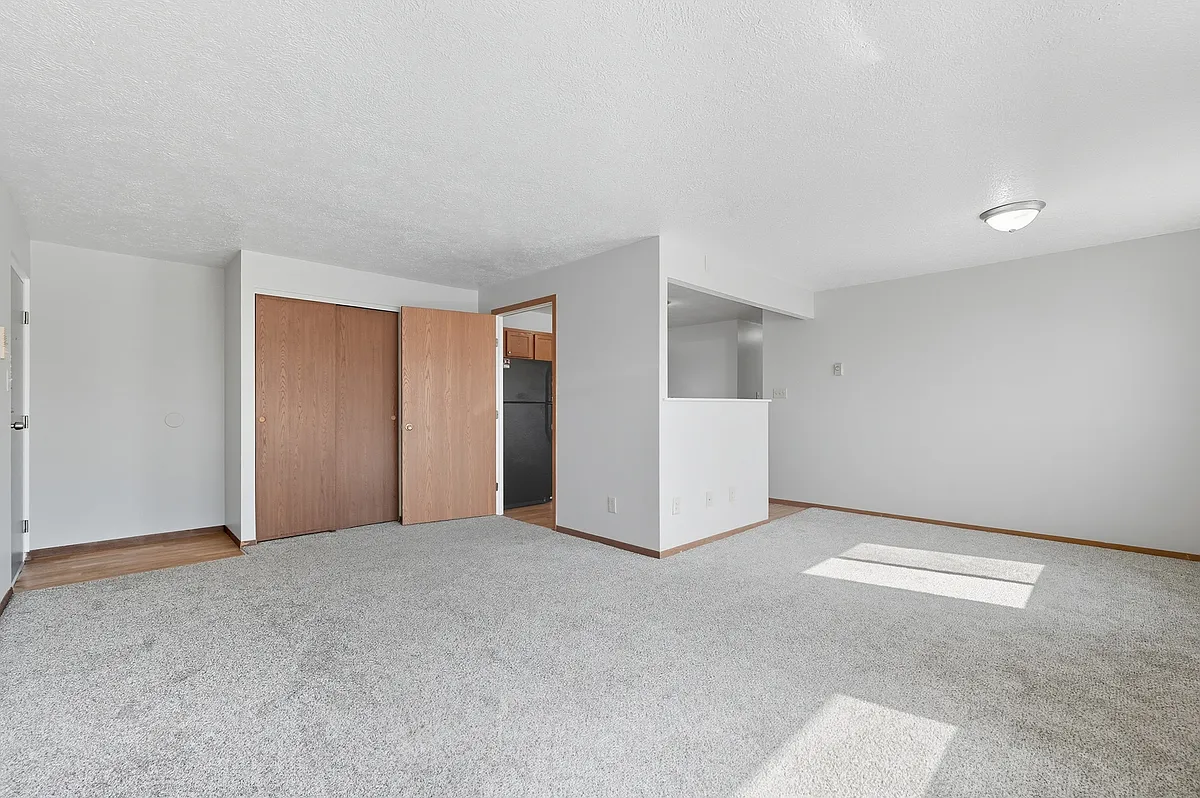 Building Photo - 6022 Harrison Ave #4