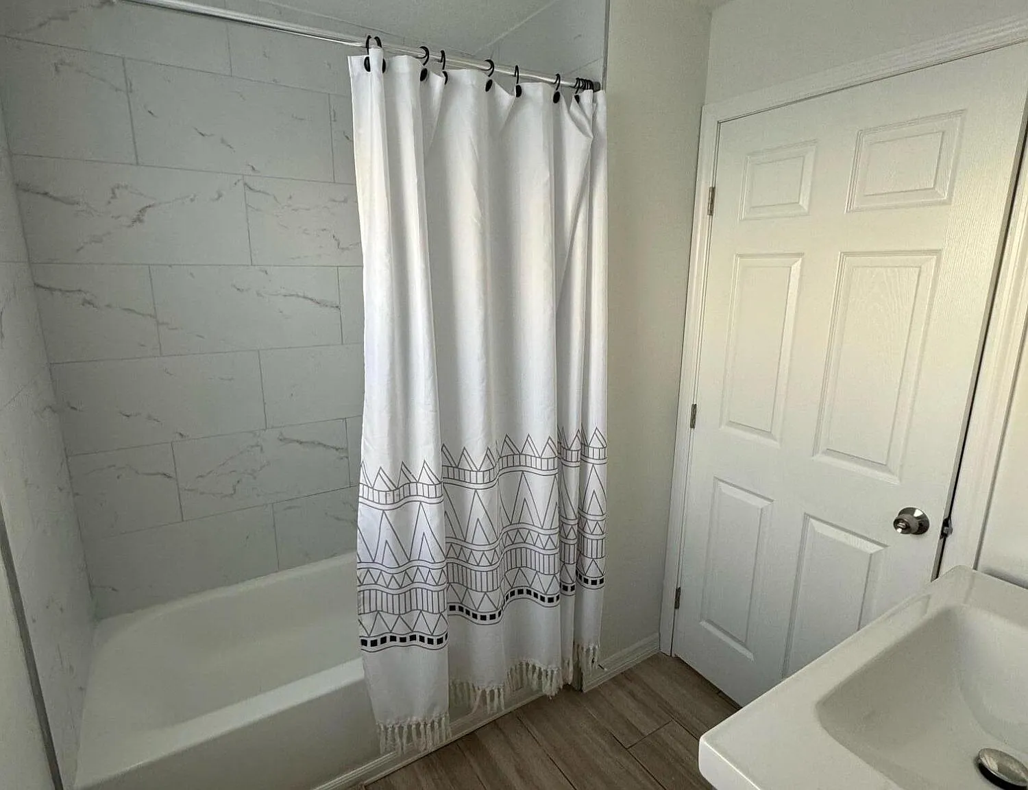 3 bed, 2.0 bath, 1431 sqft, $3,100 — Photo 2