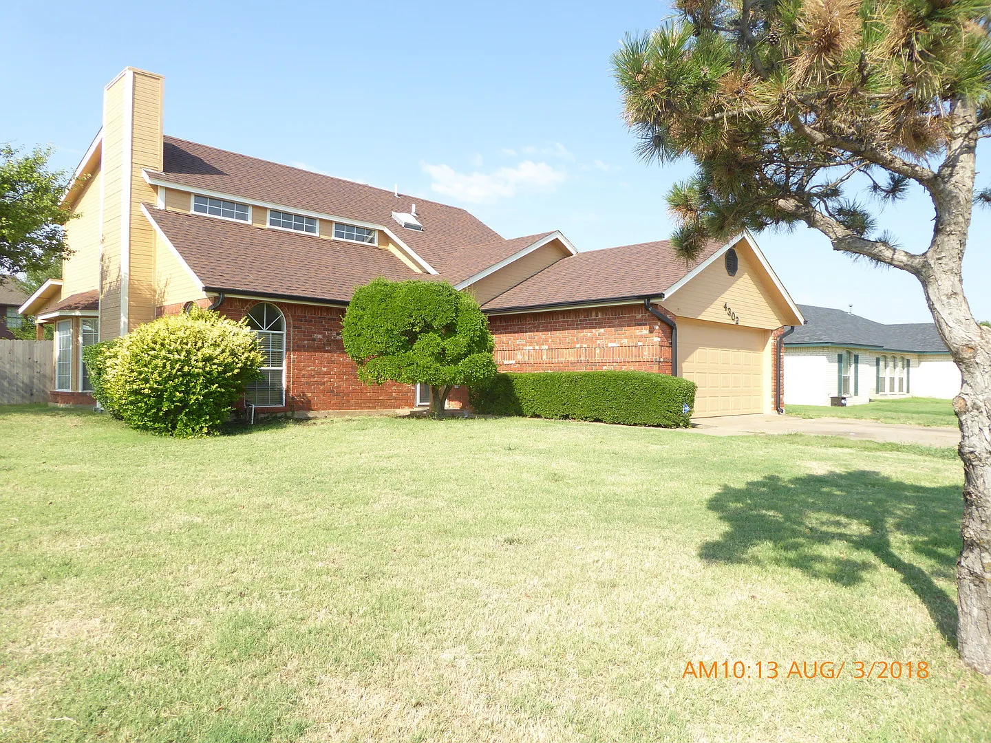 Spacious 2 story house on large corner lot — Photo 2