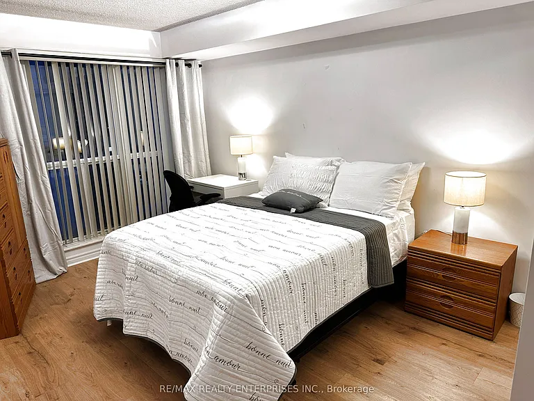 270 Wellington St W #409 — Photo 12