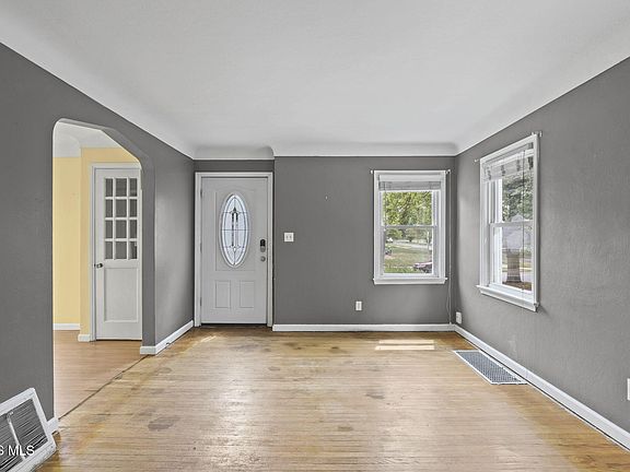 5th image of 2424 Beaufort Ave