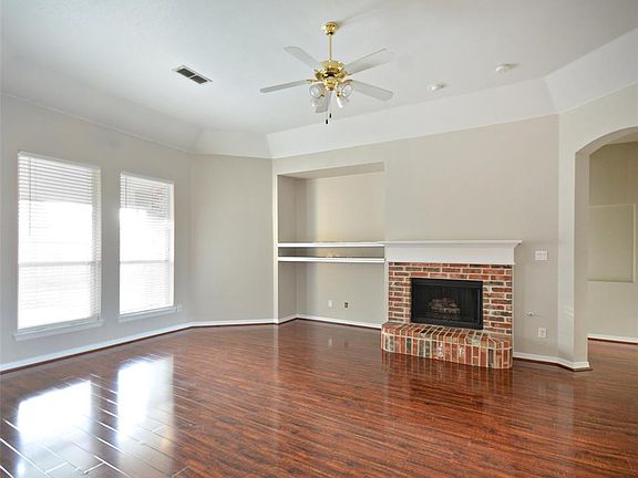 5th image of 100 Greenvale Dr