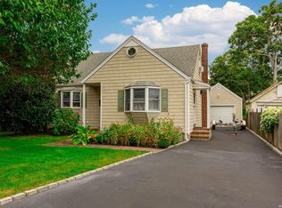 35 Hemlock St, Islip, NY 11751