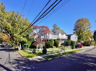 2 Dunes Ln #LE, Pt Washington, NY 11050