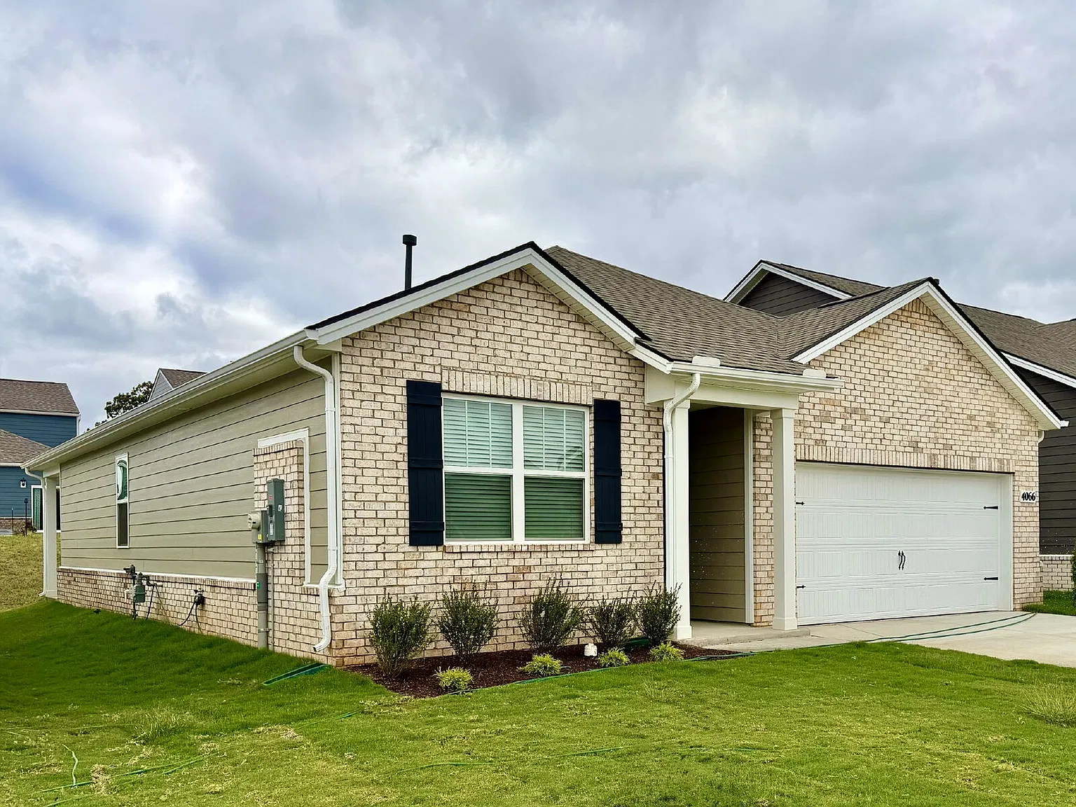 3 bed, 2.0 bath, 1618 sqft, $1,995 — Photo 2