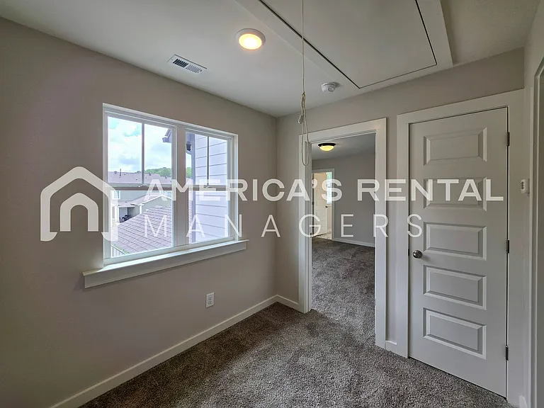 1019 Grand River Blvd W — Photo 39