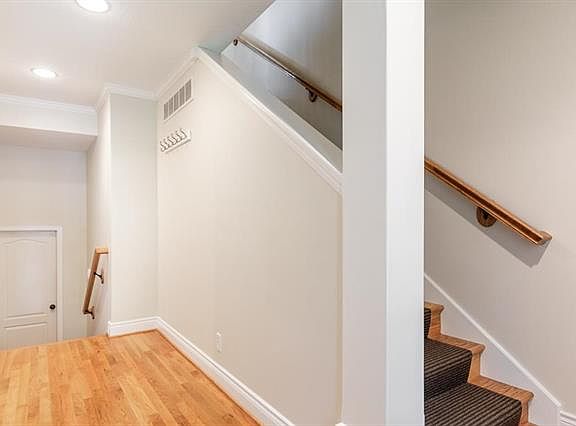 4th image of 207 W 34th St