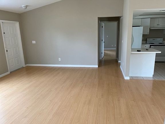 3rd image of 305 SE 21st Ter