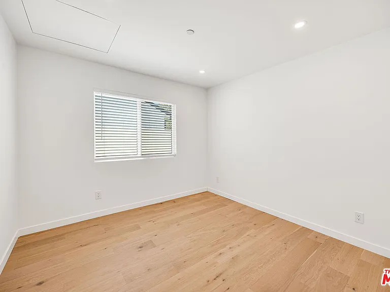 7935 Zelzah Ave — Photo 10