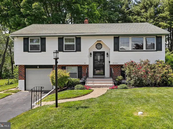 17 Hearthside Rd, Aston, PA 19014