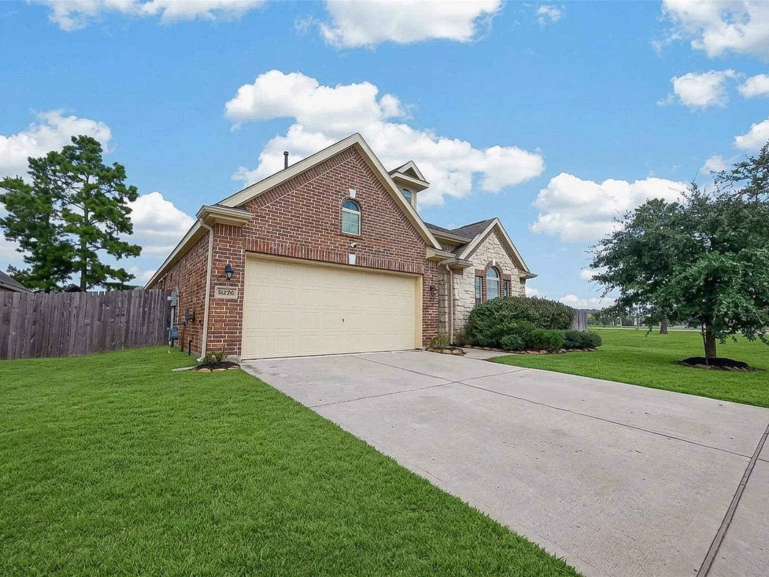 3 bed, 2.0 bath, 2111 sqft, $2,195 — Photo 3
