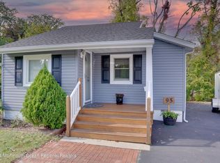 95 Wayside Dr, Keyport, NJ 07735
