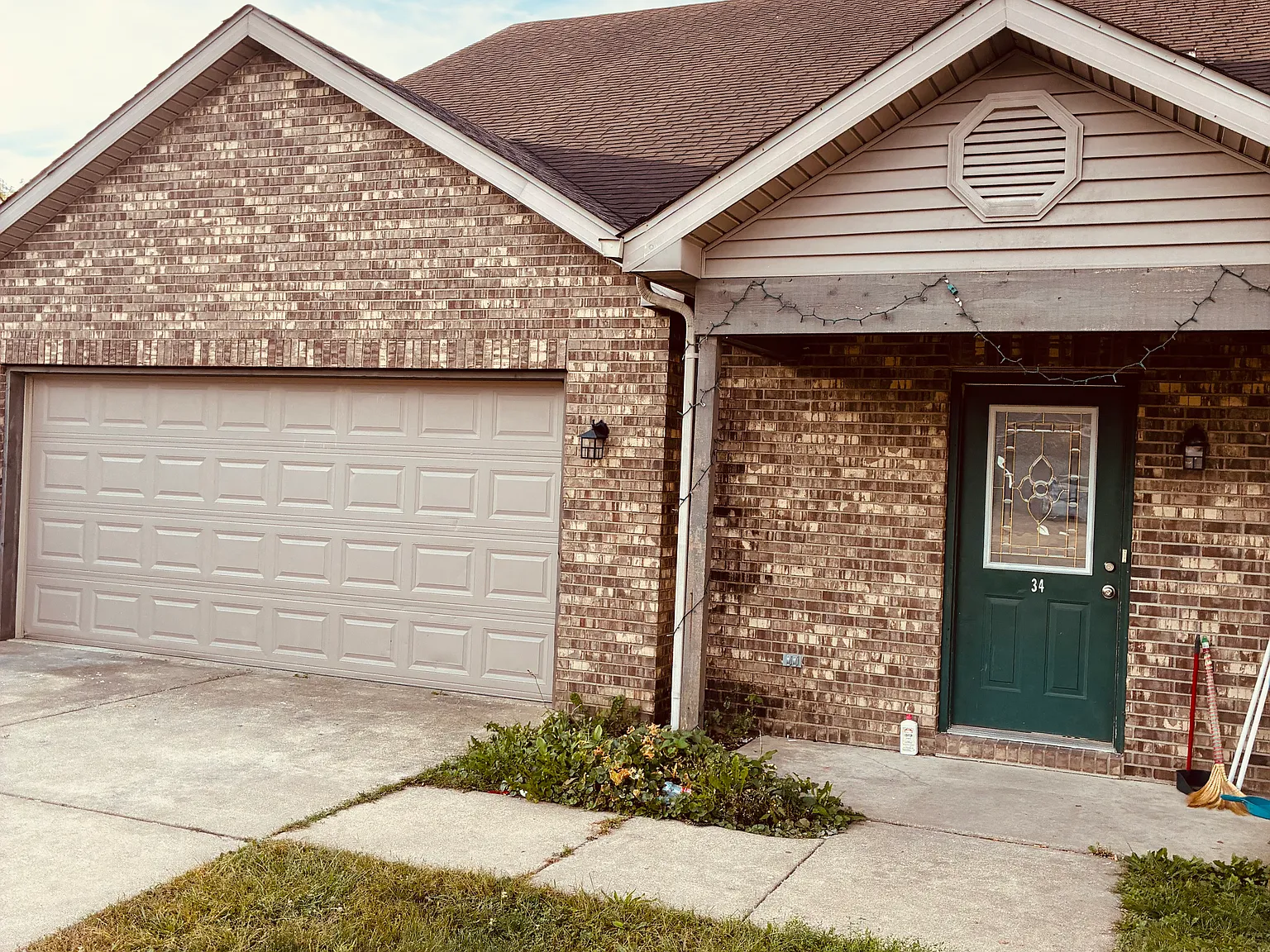 4 bed, 2.5 bath, 1900 sqft, $2,200 — Photo 1