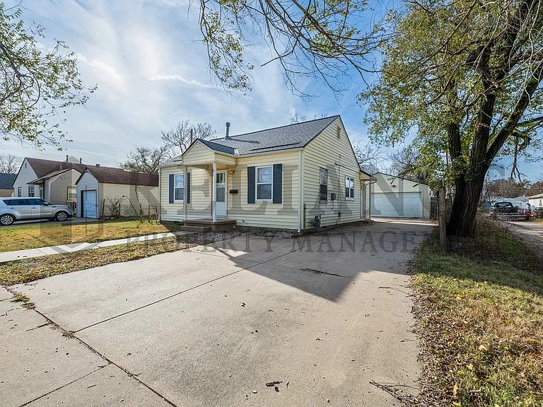 1047 S Glenn St — Photo 2