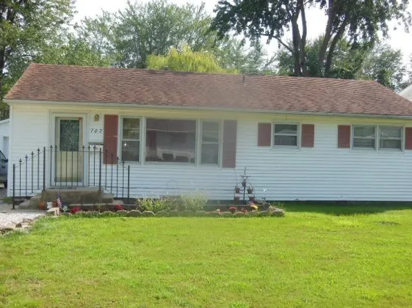 707 W 6th St, Flora, IL 62839