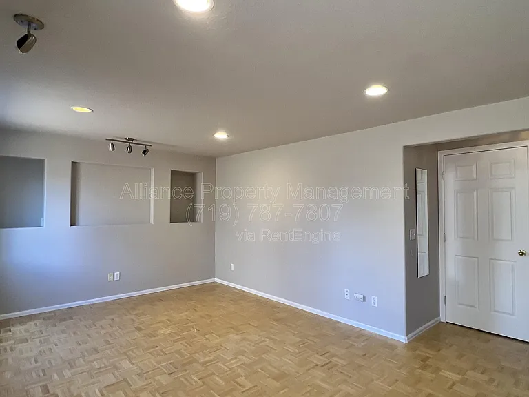 5671 Vermillion Bluffs Dr — Photo 33