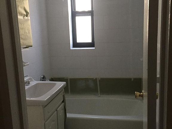 3rd image of 1100 Warburton Ave APT 3R