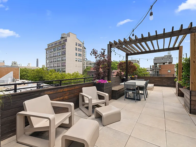 546 Court St #2 — Photo 10
