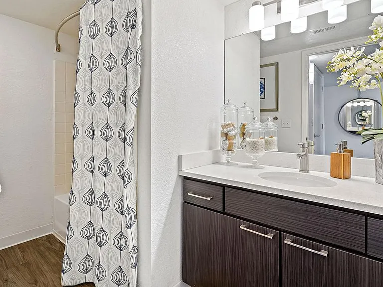 La Ventana Apartments — Photo 40